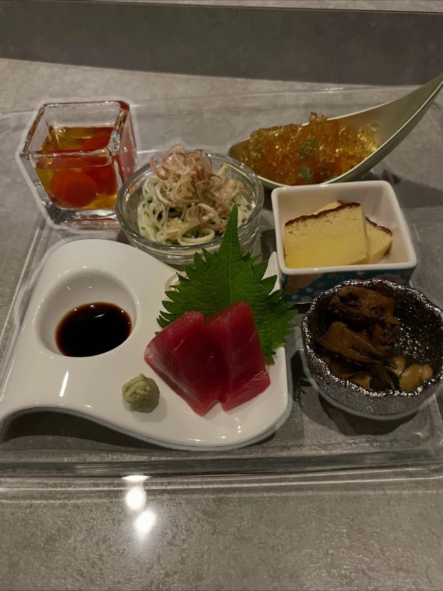 酒肴を少しずつ盛り合わせた一皿
