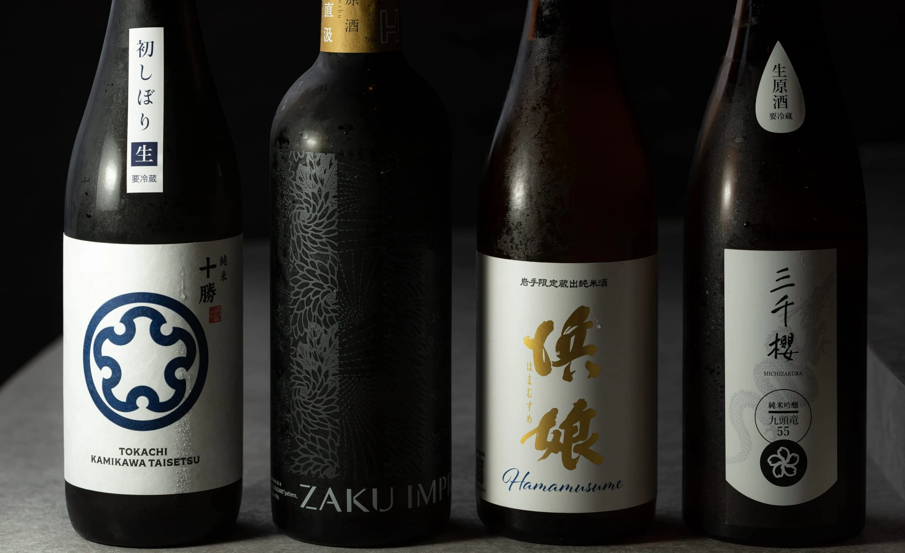 カウンターに並べた日本酒の瓶