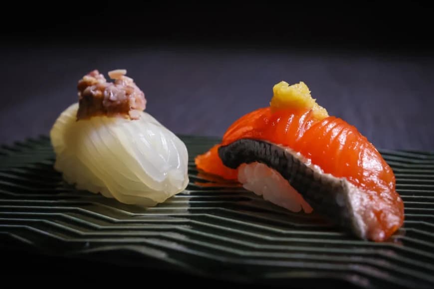 薬味をのせた握り二貫を、緑の皿に